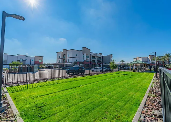 Apartment Near The Stadium With Balconypoolgymwdparking *